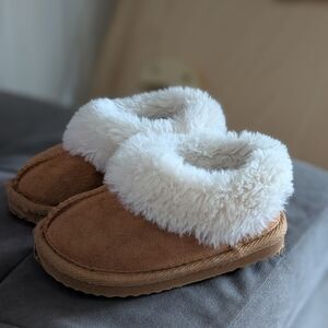 Cozy Tan Slippers with White Faux Fur
